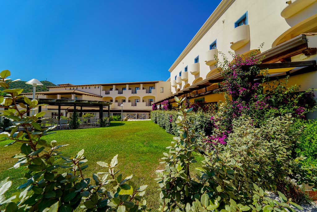 Club Cala della Torre, family hotel in Sardegna orientale, giardino