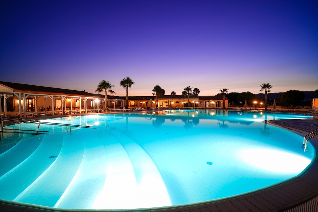 Sikania Resort & Spa per bambini in Sicilia, piscina foto notturna