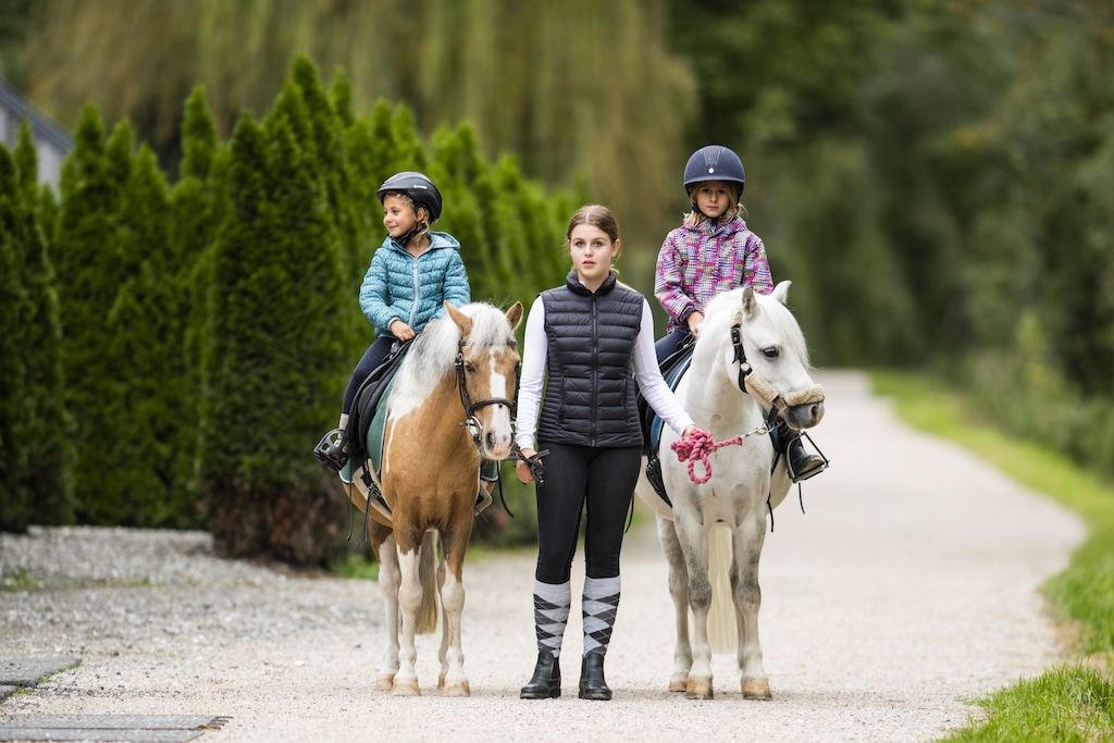 Quellenhof Luxury Resort per bambini vicino Merano, passeggiata con i pony