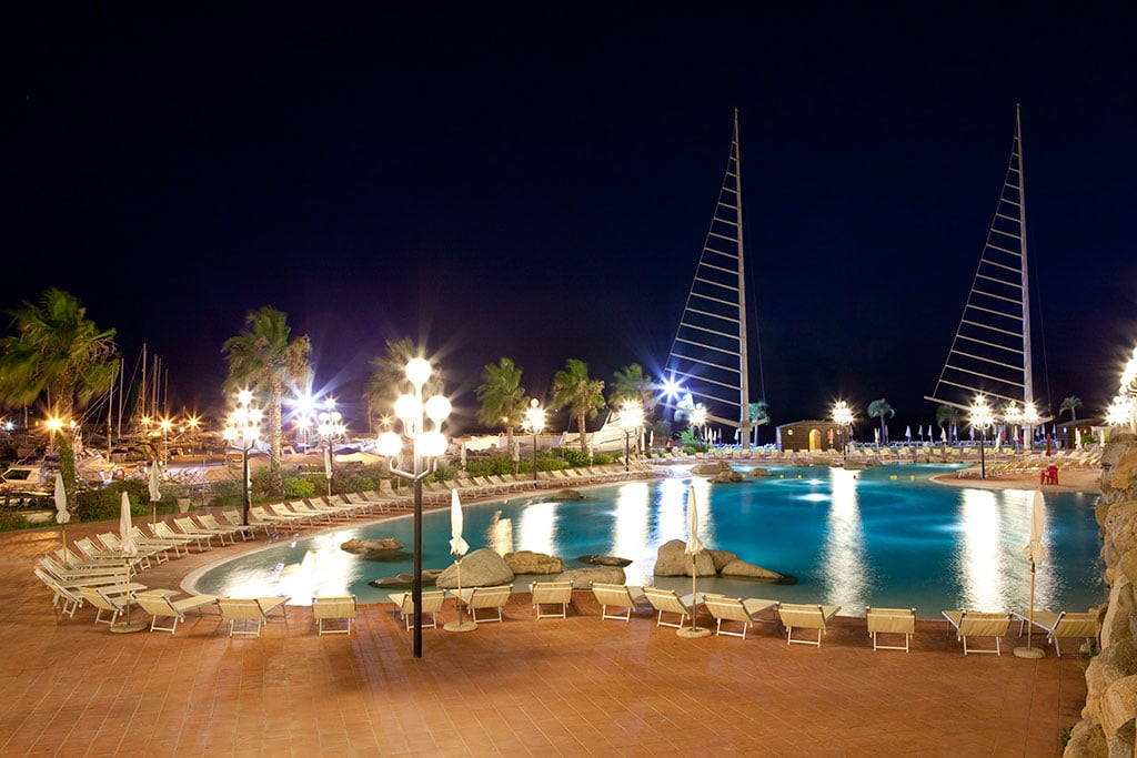 Sighientu Resort Thalasso & Spa per bambini in sud Sardegna, veduta serale della piscina