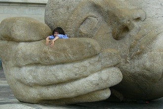 5 città europee da visitare con i bambini: la statua di Henry de Miller a Parigi