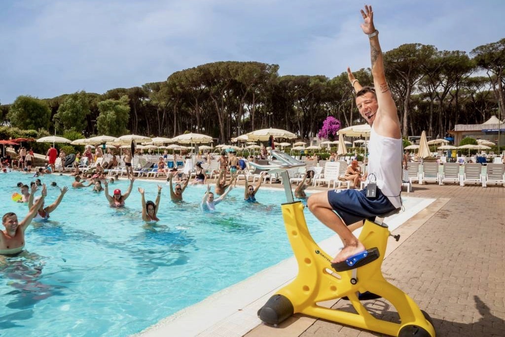 Fabulous Village, campeggio e villaggio per bambini tra Roma e Ostia, animazione a bordo piscina