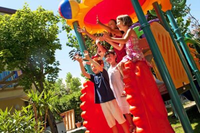 Family Park Hotel Kursaal, Misano Adriatico, giardino con giochi bimbi