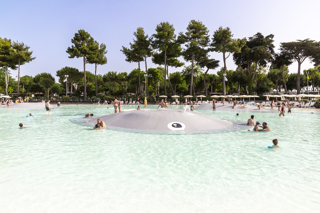 hu Park Albatros Village per bambini a San Vincenzo in Toscana, piscina con balena