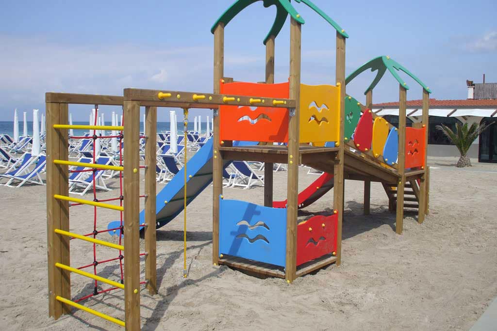 Residence per bambini Borgo Verde a Vada in Costa degli Etruschi, giochi bimbi in spiaggia