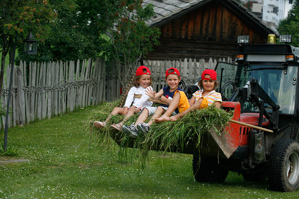 Family Resort Rainer per bambini in Val Pusteria, giochi con il trattore