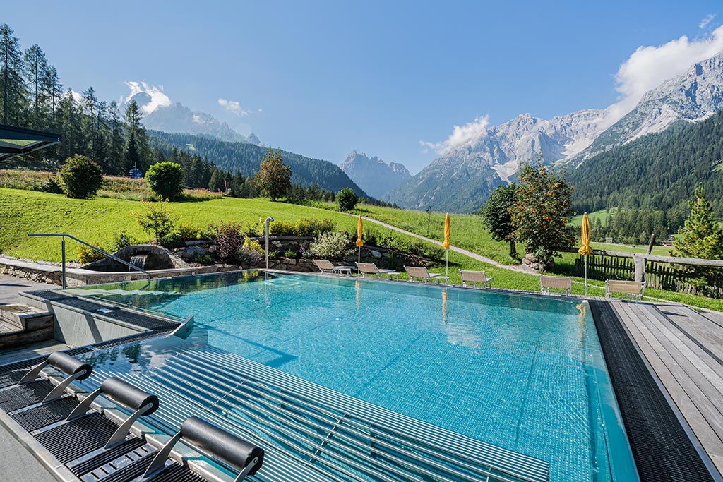 Family Resort Rainer per bambini in Val Pusteria, piscina esterna