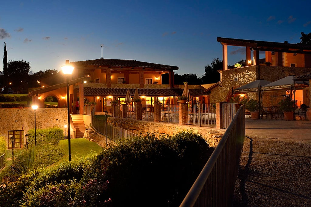 Borgo Magliano Garden Resort per bambini in Maremma Toscana, vista notturna