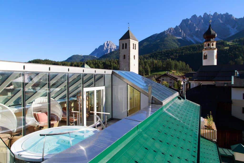 family hotel Cavallino Bianco a San Candido in Val Pusteria, piscina spa vista dal tetto