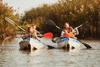 Famiglia in canoa nella Laguna di Marano