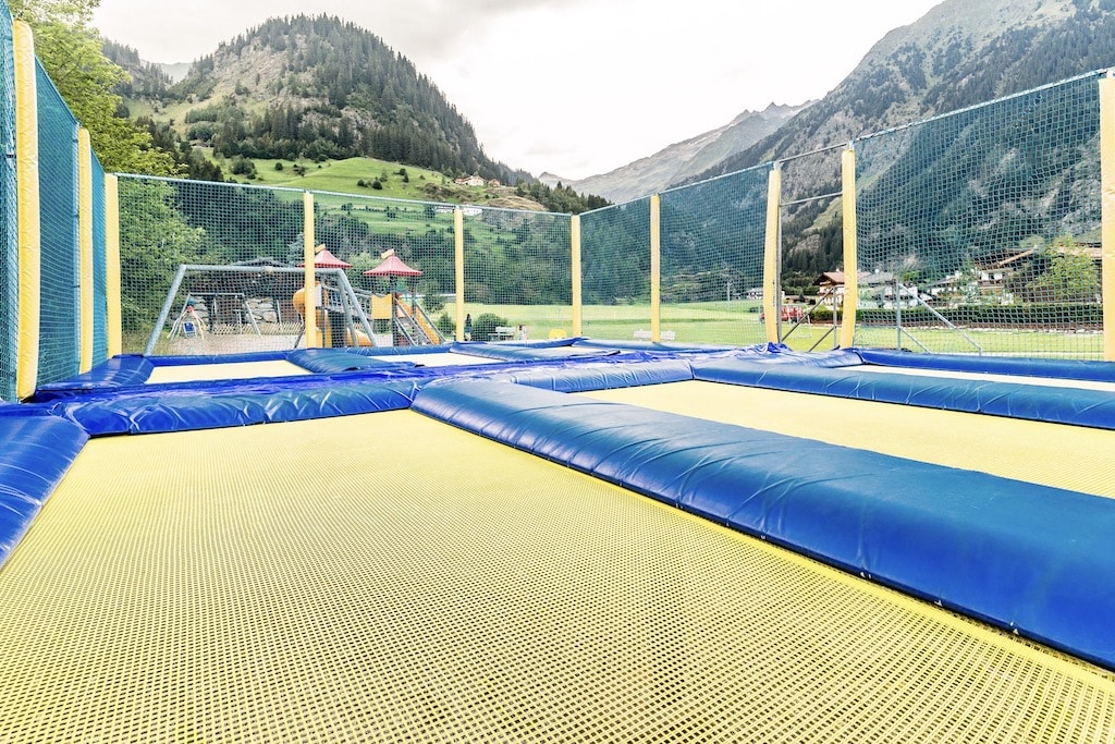 Alto Adige, Schneeberg Family Resort, trampolini nel parco giochi esterno