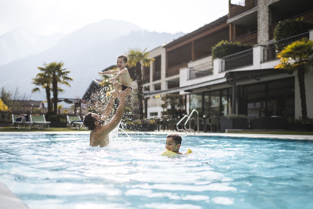 Stroblhof Active Family Spa Resort per famiglie vicino Merano, piscina family