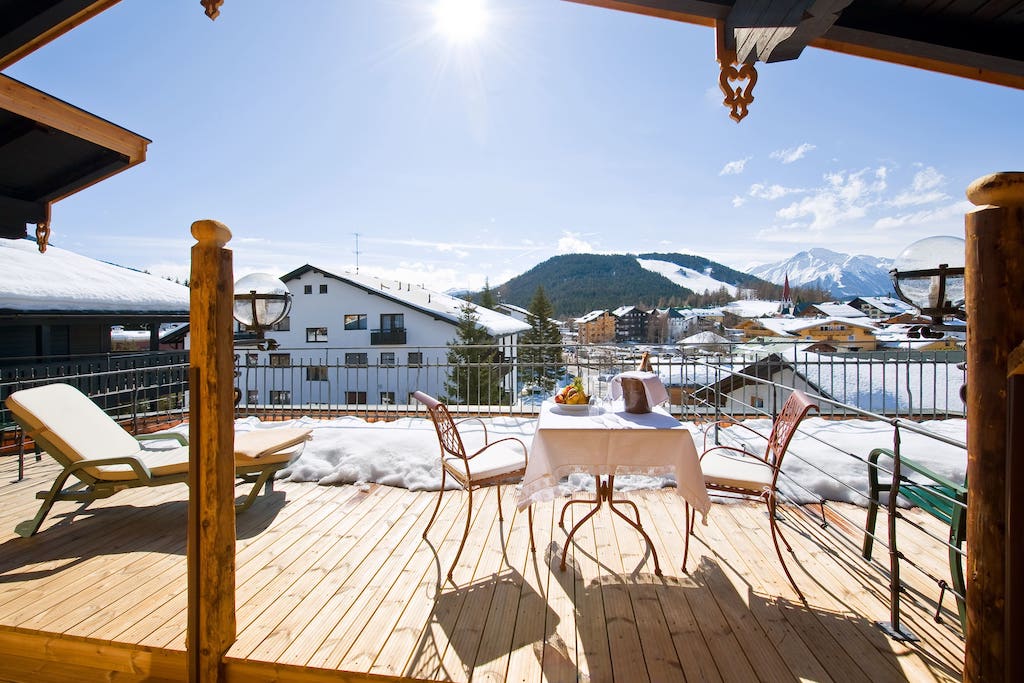 Austria, Tirolo, Hotel VAYA Seefeld, terrazza esterna neve