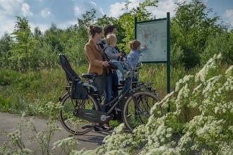 Frisia con bambini in bicicletta
