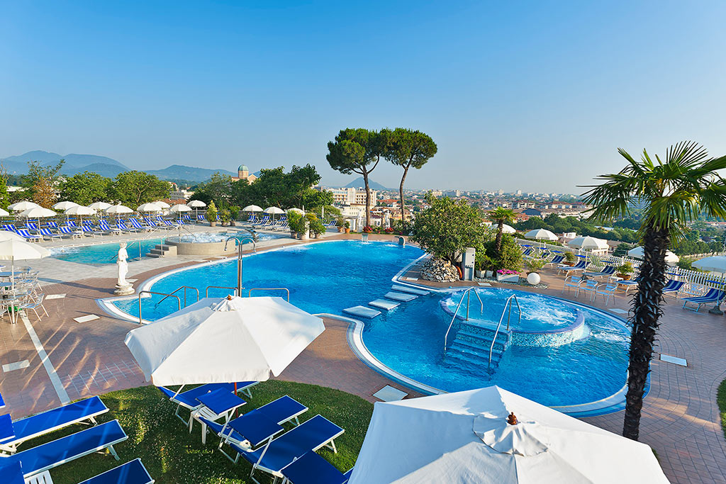 fabilia Family Hotel Augustus Wellness & Spa, Montegrotto Terme, panoramica piscine e vista