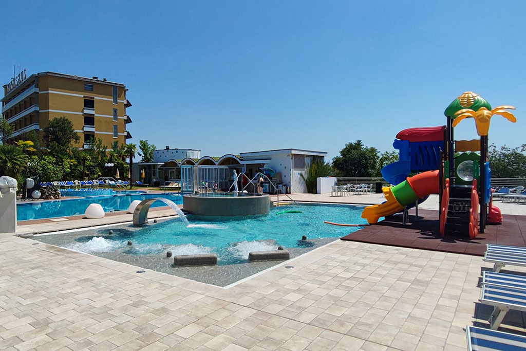 fabilia Family Hotel Augustus Wellness & Spa, Montegrotto Terme, piscina con scivolo