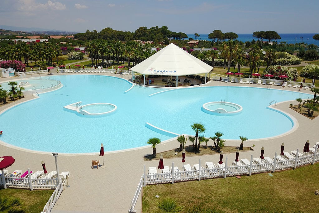 Club Esse Sunbeach resort per bambini in Calabria Ionica, piscina e laguna