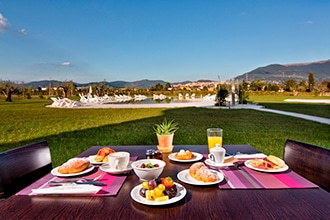 Valle di Assisi Hotel, colazione in giardino