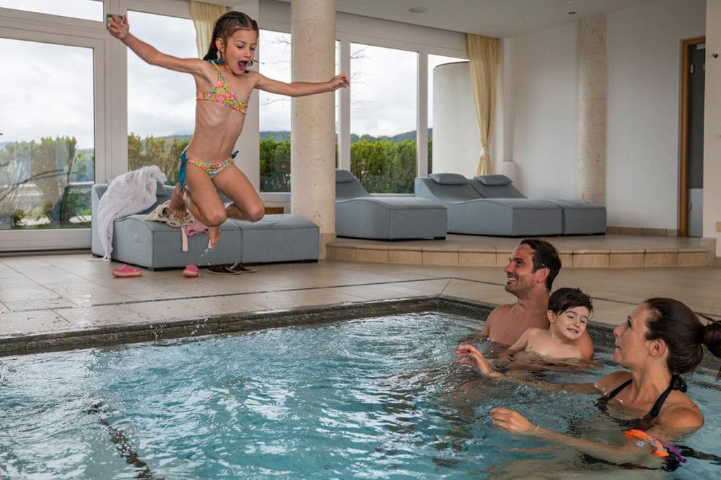 Tratterhof Mountain Sky Hotel per bambini a Rio Pusteria, piscina al coperto