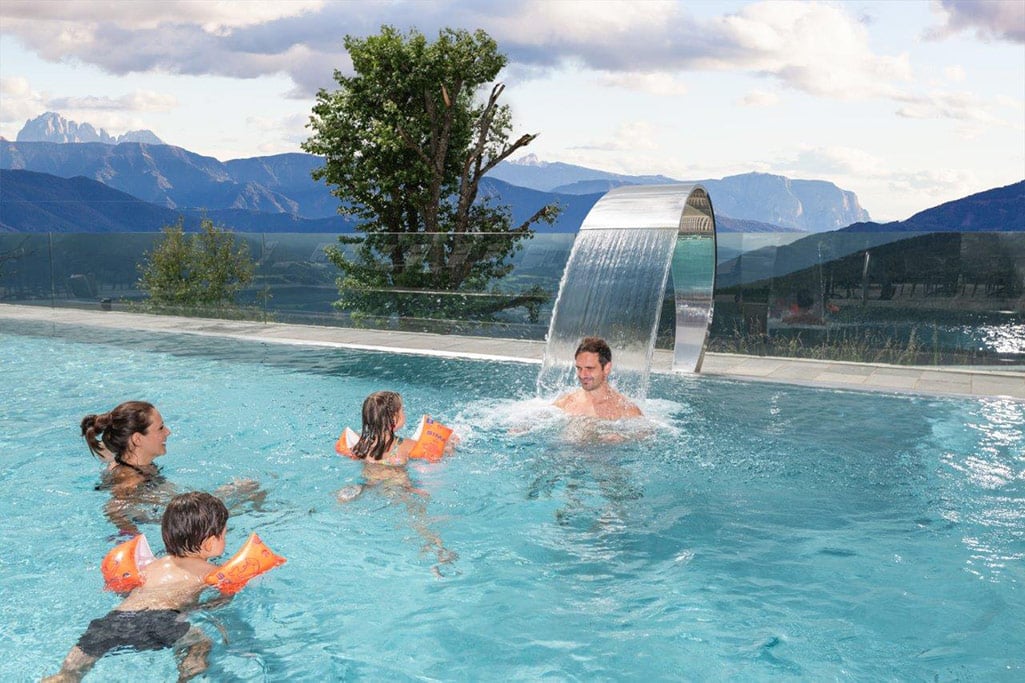 Tratterhof Mountain Sky Hotel per bambini a Rio Pusteria, piscina all'aperto
