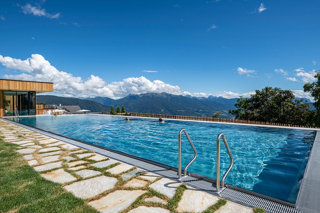 Tratterhof Mountain Sky Hotel per bambini a Rio Pusteria, piscina all'aperto
