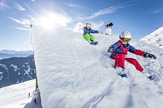 Valle Zillertal in inverno, bambini sulla neve