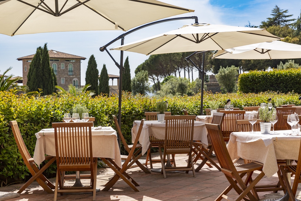 Toscana, Pian dei Mucini resort, tavoli Osteria del Gusto