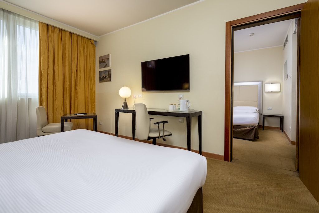 Crowne Plaza Padova - Rooms - Guest Accessible and Connecting Room - King bed 01