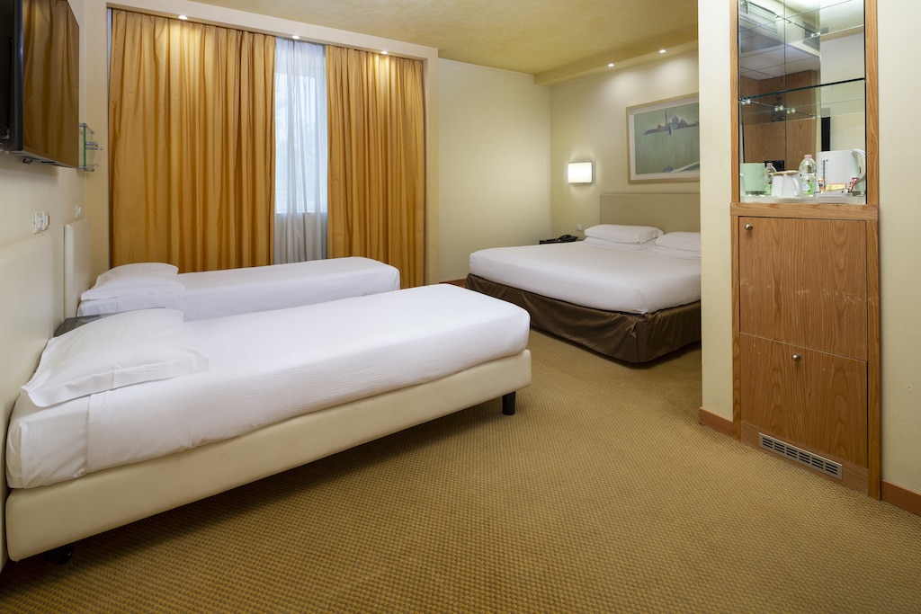 Crowne Plaza Padova - Rooms - Premium Room - King bed and 2 single beds 01