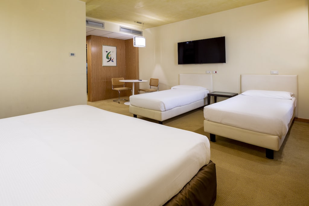 Crowne Plaza Padova - Rooms - Premium Room - King bed and 2 single beds 02