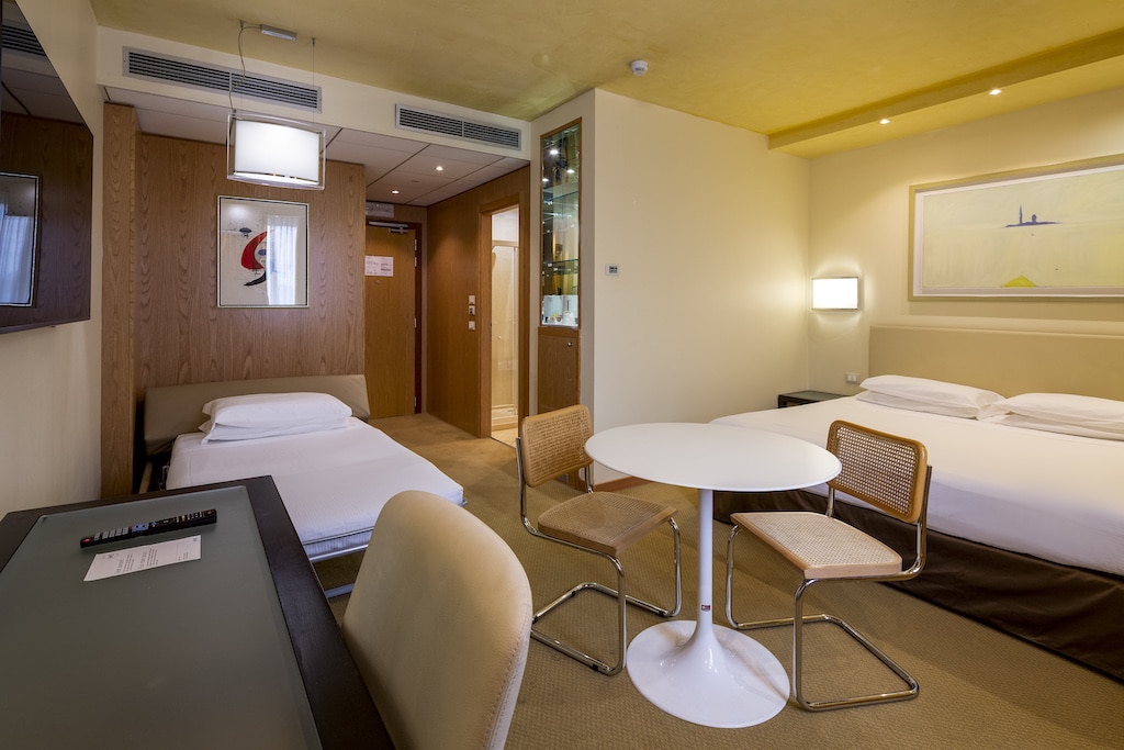 Crowne Plaza Padova - Rooms - Premium Room - King bed with open sofa bed 01