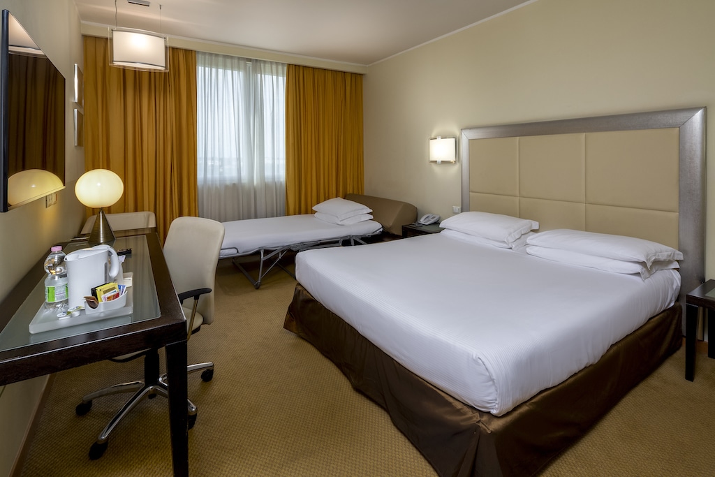 Crowne Plaza Padova - Rooms - Standard room - King bed with open sofa bed 03