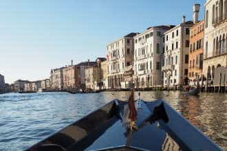 Gondola traghetto a Venezia con bambini