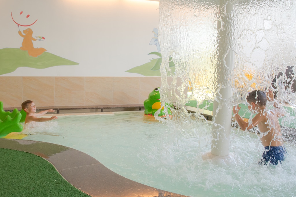 Resort Dolce Casa piscina interna con giochi d'acqua