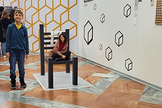 Museo delle Illusioni di Roma con bambini, sedia di Beuchet