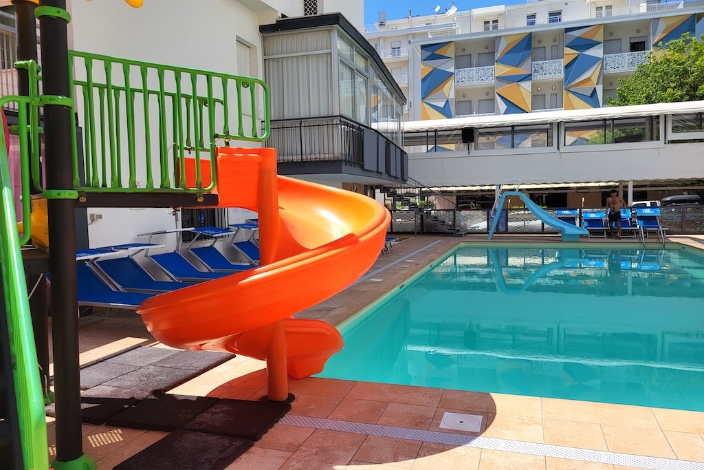 Hotel Christian a Rimini, piscina con scivoli