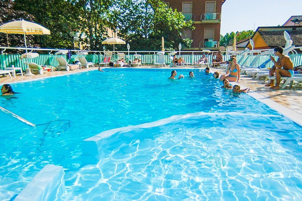Hotel Santa Martina Cesenatico, piscina esterna con bambini
