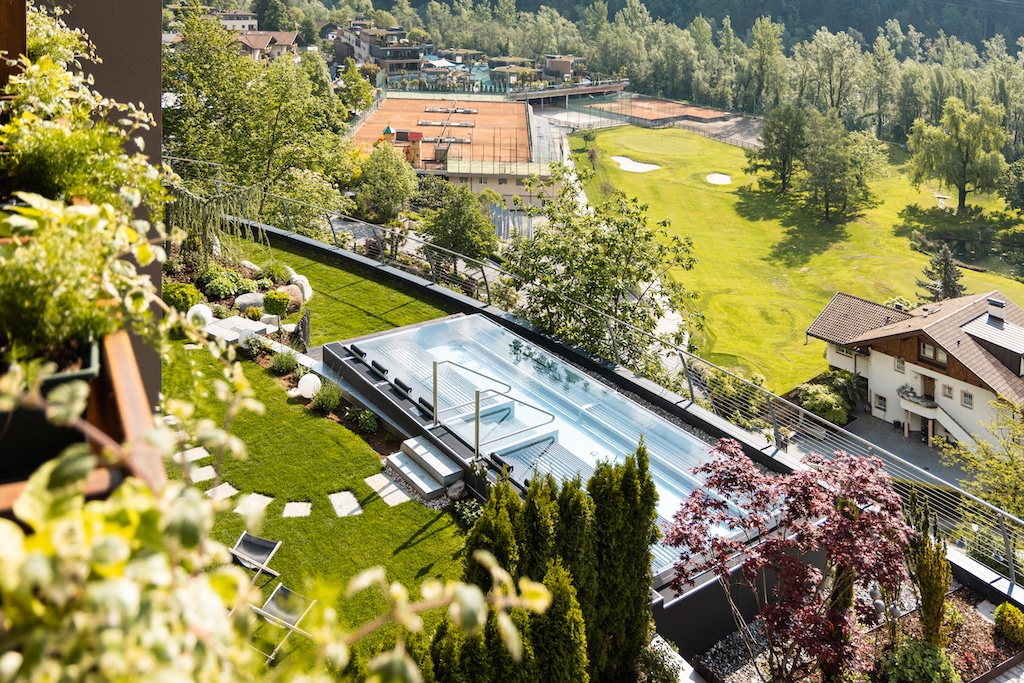 Hotel Quellenhof Luxury Resort per bambini, piscina esterna nel verde