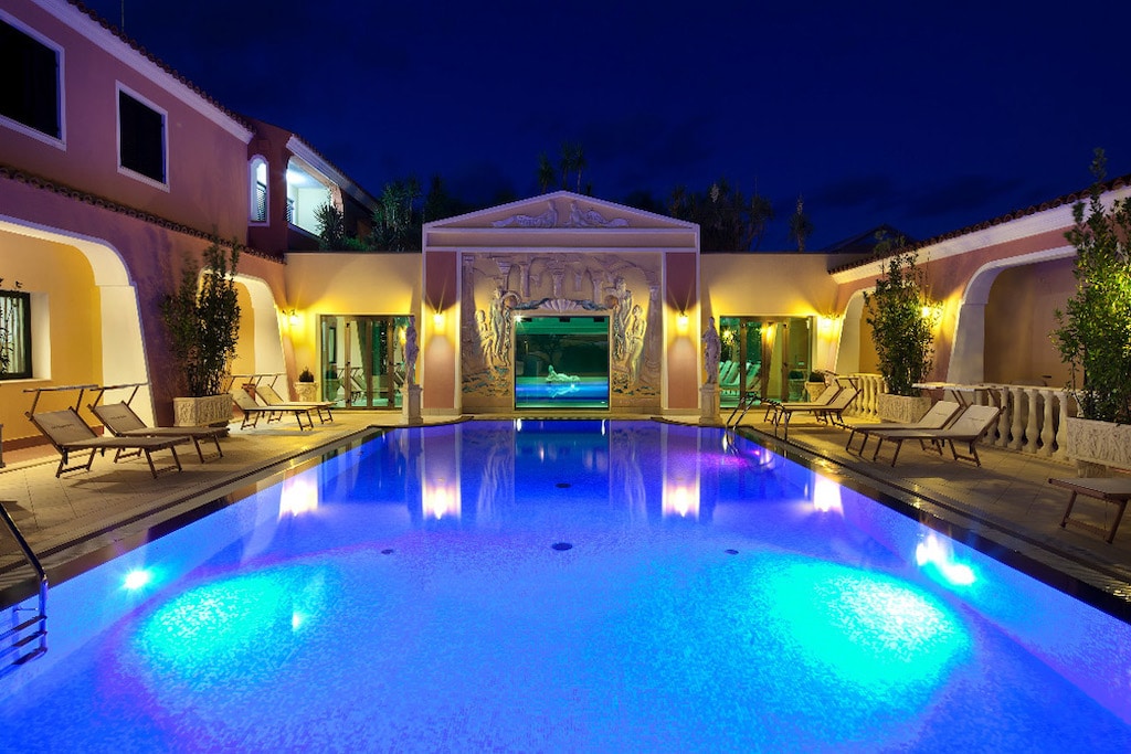 Veraclub Cala Ginepro Resort & Spa a Orosei in Sardegna, piscina esterna illuminata