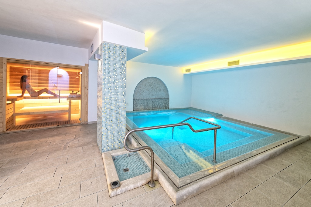 Family Hotel & Spa Le Canne a Forio d'Ischia, piscina interna