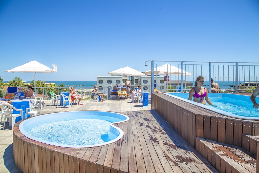 Family Hotel Leonardo a Cesenatico, solarium con piscine