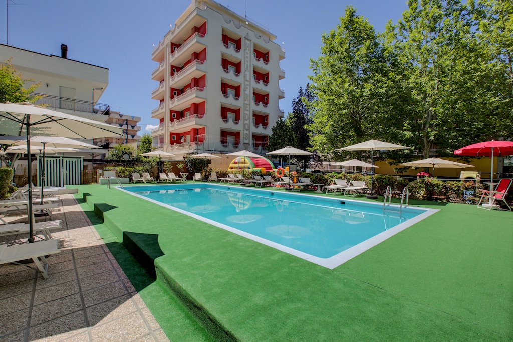 Hotel Aiglon Rimini, piscina e sdraio