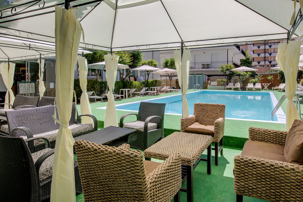 Hotel Aiglon Rimini, divanetti a bordo piscina