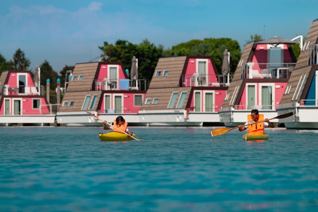 Marina Azzurra Resort a Lignano Sabbiadoro, Houseboat River, canoa