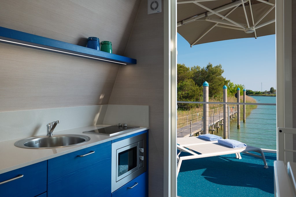 Marina Azzurra Resort a Lignano Sabbiadoro, Houseboat River, angolo cottura