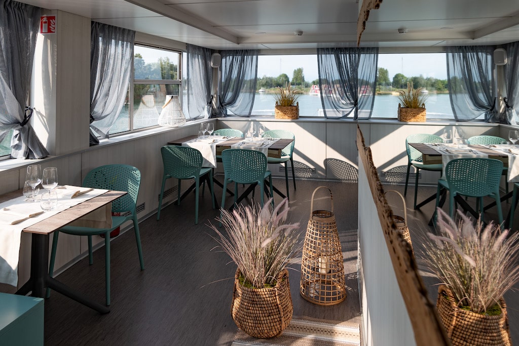 Marina Azzurra Resort a Lignano Sabbiadoro, ristorante sull'acqua