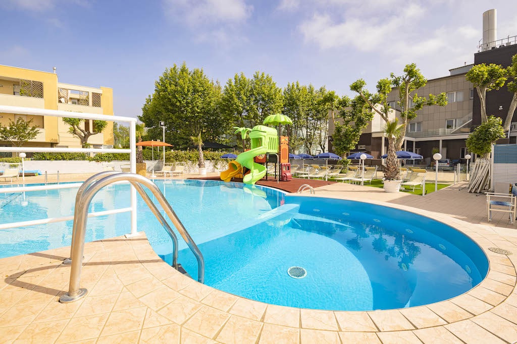Color Perla Village sulla Riviera Romagnola, piscina con scivoli per bambini
