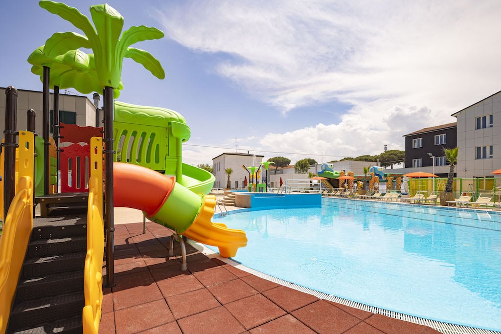 Color Perla Village sulla Riviera Romagnola, piscina con scivoli per bambini