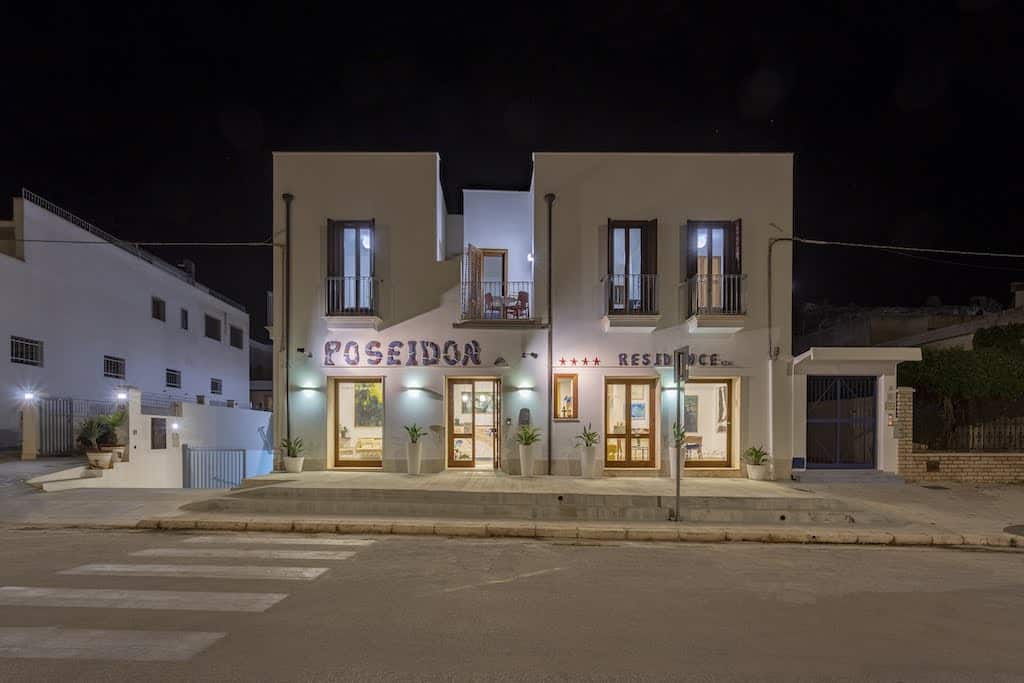 Poseidon Residence a San Vito Lo Capo in Sicilia, apart hotel, esterno struttura di notte