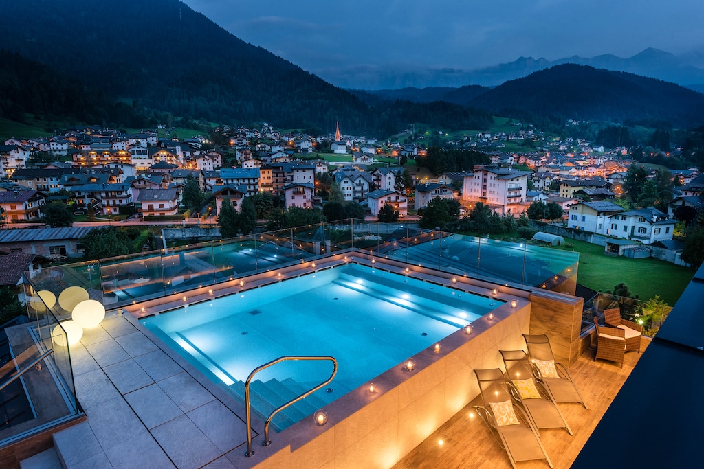 Brunet The Dolomites Resort hotel in Trentino a San Martino di Castrozza, piscina esterna